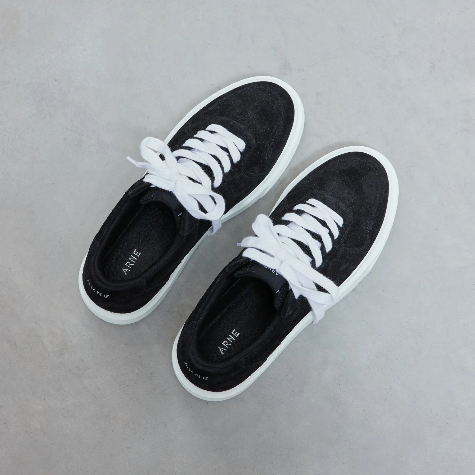Court Trainer - Suede Black