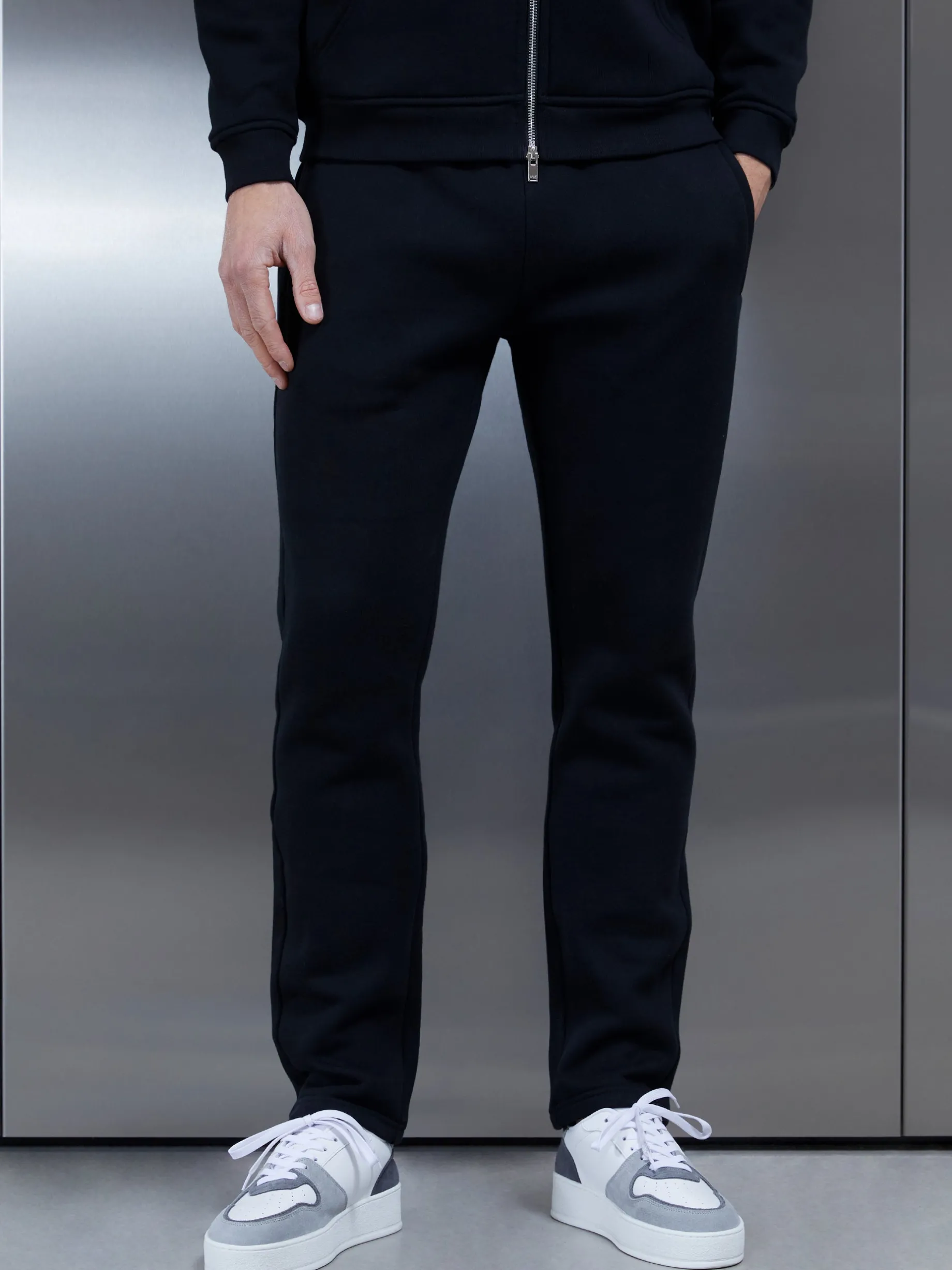 Relaxed Fit Tapered Leg Jogger - Black
