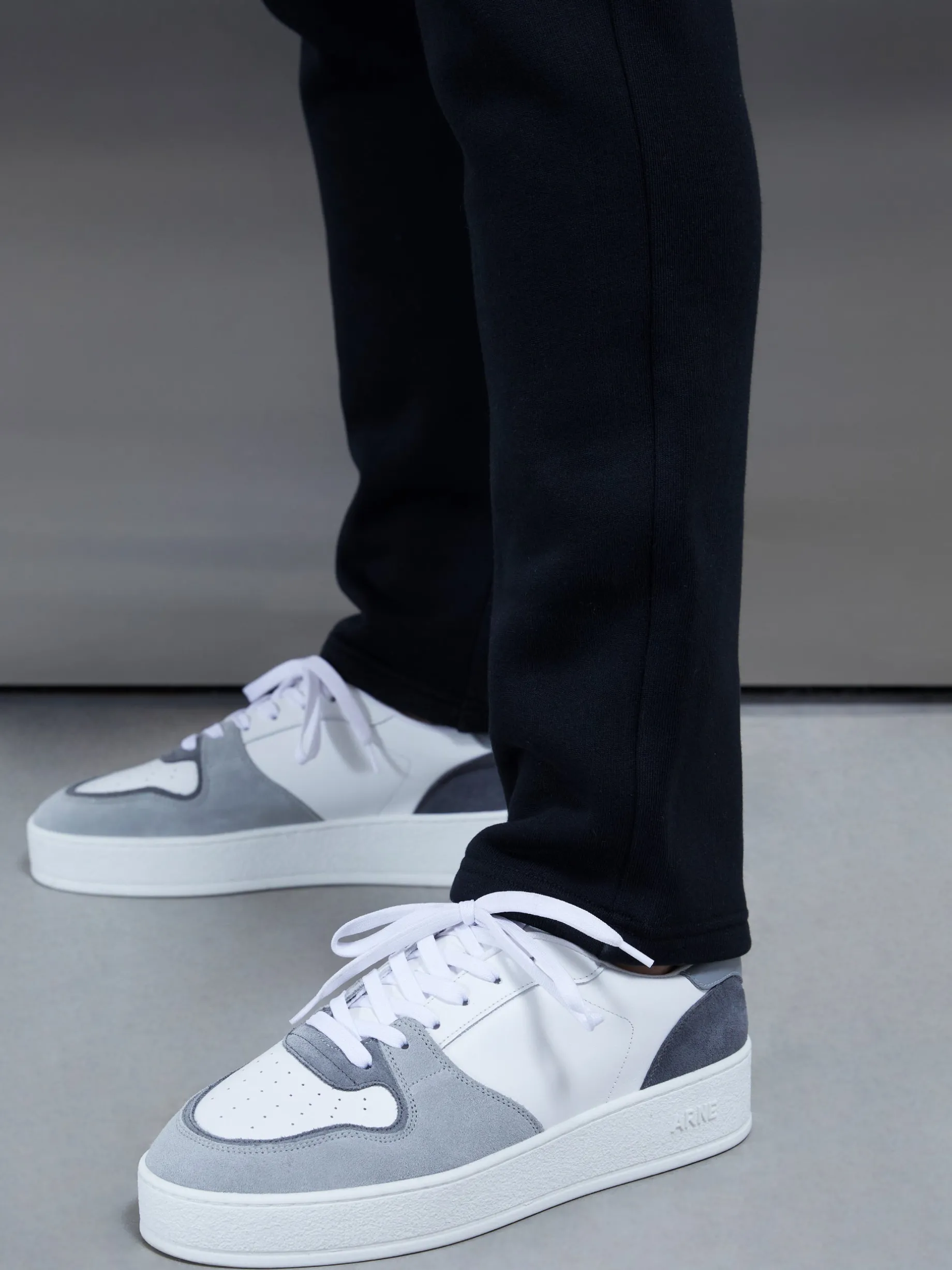 Relaxed Fit Tapered Leg Jogger - Black